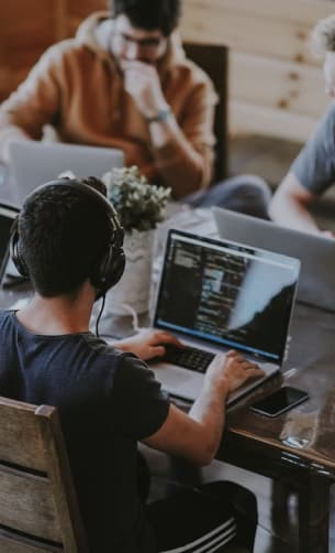 Tim stacktugas.id mengerjakan tugas coding secara profesional